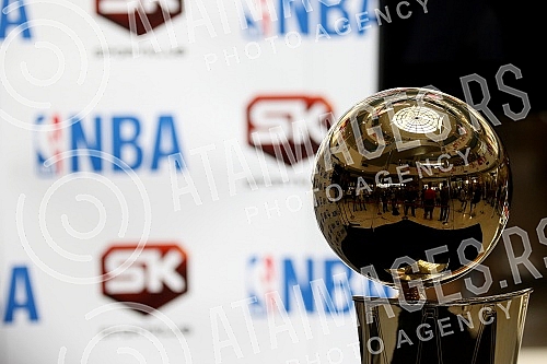 Champion trophy for the NBA was exposed at the mall - Delta City. The cup is named after Larry O'Brien.Pehar namenjen sampionu NBA lige bio je izlozen u Trznom centru - Delta siti. Pehar nosi ime Lerija OBrajena.