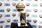 Champion trophy for the NBA was exposed at the mall - Delta City. The cup is named after Larry O'Brien.Pehar namenjen sampionu NBA lige bio je izlozen u Trznom centru - Delta siti. Pehar nosi ime Lerija OBrajena.
