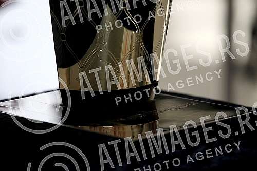 Champion trophy for the NBA was exposed at the mall - Delta City. The cup is named after Larry O'Brien.Pehar namenjen sampionu NBA lige bio je izlozen u Trznom centru - Delta siti. Pehar nosi ime Lerija OBrajena.