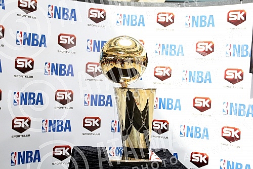 Champion trophy for the NBA was exposed at the mall - Delta City. The cup is named after Larry O'Brien.Pehar namenjen sampionu NBA lige bio je izlozen u Trznom centru - Delta siti. Pehar nosi ime Lerija OBrajena.