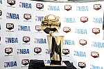 Champion trophy for the NBA was exposed at the mall - Delta City. The cup is named after Larry O'Brien.Pehar namenjen sampionu NBA lige bio je izlozen u Trznom centru - Delta siti. Pehar nosi ime Lerija OBrajena.