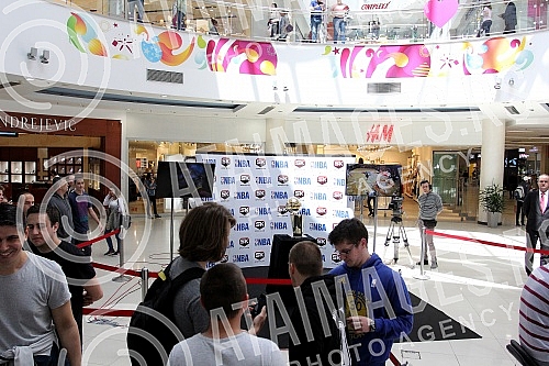 Champion trophy for the NBA was exposed at the mall - Delta City. The cup is named after Larry O'Brien.Pehar namenjen sampionu NBA lige bio je izlozen u Trznom centru - Delta siti. Pehar nosi ime Lerija OBrajena.