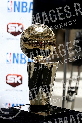 Champion trophy for the NBA was exposed at the mall - Delta City. The cup is named after Larry O'Brien.Pehar namenjen sampionu NBA lige bio je izlozen u Trznom centru - Delta siti. Pehar nosi ime Lerija OBrajena.
