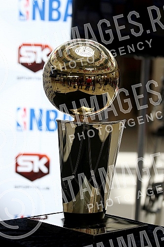 Champion trophy for the NBA was exposed at the mall - Delta City. The cup is named after Larry O'Brien.Pehar namenjen sampionu NBA lige bio je izlozen u Trznom centru - Delta siti. Pehar nosi ime Lerija OBrajena.