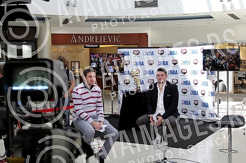Champion trophy for the NBA was exposed at the mall - Delta City. The cup is named after Larry O'Brien.Pehar namenjen sampionu NBA lige bio je izlozen u Trznom centru - Delta siti. Pehar nosi ime Lerija OBrajena.