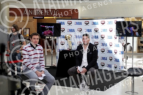 Champion trophy for the NBA was exposed at the mall - Delta City. The cup is named after Larry O'Brien.Pehar namenjen sampionu NBA lige bio je izlozen u Trznom centru - Delta siti. Pehar nosi ime Lerija OBrajena.