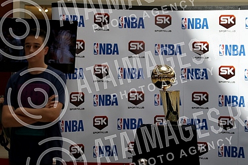 Champion trophy for the NBA was exposed at the mall - Delta City. The cup is named after Larry O'Brien.Pehar namenjen sampionu NBA lige bio je izlozen u Trznom centru - Delta siti. Pehar nosi ime Lerija OBrajena.