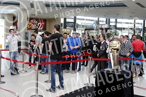 Champion trophy for the NBA was exposed at the mall - Delta City. The cup is named after Larry O'Brien.Pehar namenjen sampionu NBA lige bio je izlozen u Trznom centru - Delta siti. Pehar nosi ime Lerija OBrajena.