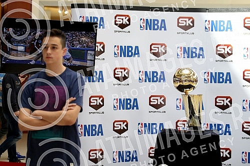 Champion trophy for the NBA was exposed at the mall - Delta City. The cup is named after Larry O'Brien.Pehar namenjen sampionu NBA lige bio je izlozen u Trznom centru - Delta siti. Pehar nosi ime Lerija OBrajena.