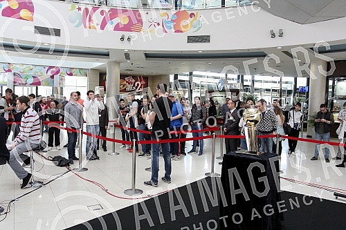Champion trophy for the NBA was exposed at the mall - Delta City. The cup is named after Larry O'Brien.Pehar namenjen sampionu NBA lige bio je izlozen u Trznom centru - Delta siti. Pehar nosi ime Lerija OBrajena.