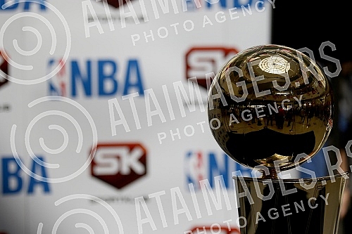 Champion trophy for the NBA was exposed at the mall - Delta City. The cup is named after Larry O'Brien.Pehar namenjen sampionu NBA lige bio je izlozen u Trznom centru - Delta siti. Pehar nosi ime Lerija OBrajena.
