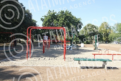 Sinisa Mali, Mayor of Belgrade, opened an outdoor gym near the river Danube.Sinisa Mali, gradonacelnik Beograda otvorio je teretanu na otvorenom na Dunavu. 
