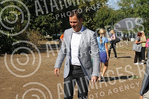 Sinisa Mali, Mayor of Belgrade, opened an outdoor gym near the river Danube.Sinisa Mali, gradonacelnik Beograda otvorio je teretanu na otvorenom na Dunavu. 