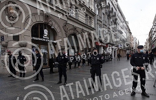 Women in black organized a stand in black and silence in Knez Mihailova street, in front of the Russian tsar, from 3.48 pm, on the occasion of the 28th anniversary of the crime in Strpci.Zene u crnom organizovale su stajanje u crnini i cutanje u Kn