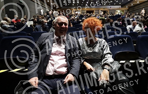 The double, 54th and 55th editions of Bitef, were officially opened tonight at the Yugoslav Drama Theater.Dvostruko, 54. i 55. izdanje Bitefa, svecano je otvoreno veceras u u Jugoslovenskom dramskom pozoristu