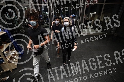 The double, 54th and 55th editions of Bitef, were officially opened tonight at the Yugoslav Drama Theater.Dvostruko, 54. i 55. izdanje Bitefa, svecano je otvoreno veceras u u Jugoslovenskom dramskom pozoristu