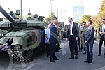 The President of Serbia, Aleksandar Vucic, visited the display of weapons and military equipment in Usce.Predsednik Srbije Aleksandar Vucic obisao je prikaz sredstava naoruzanja i vojne opreme na Uscu.