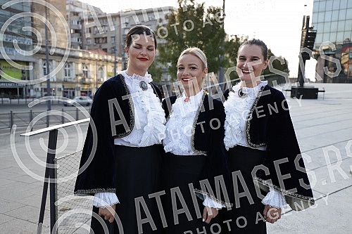 The column from Slavija Square is moving towards the monument to Stefan Nemanja on Sava Square, where the central event on the occasion of the Day of Serbian Unity, Freedom and the National Flag will be held.Kolona sa trga Slavija krece se ka spome