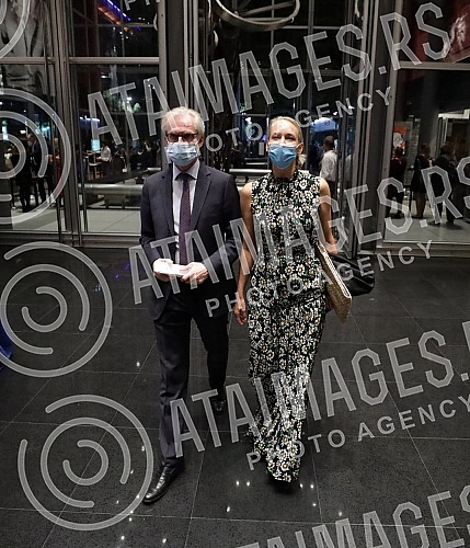 The double, 54th and 55th editions of Bitef, were officially opened tonight at the Yugoslav Drama Theater.Dvostruko, 54. i 55. izdanje Bitefa, svecano je otvoreno veceras u u Jugoslovenskom dramskom pozoristu