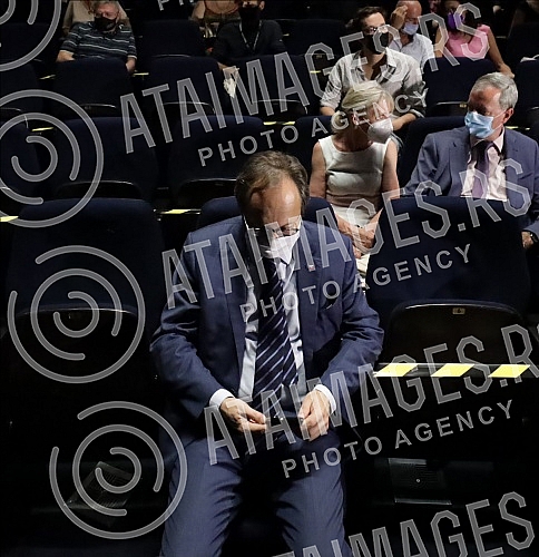 The double, 54th and 55th editions of Bitef, were officially opened tonight at the Yugoslav Drama Theater.Dvostruko, 54. i 55. izdanje Bitefa, svecano je otvoreno veceras u u Jugoslovenskom dramskom pozoristu