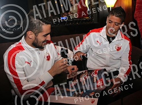 Druzenje prvotimaca Fudbalskog kluba Crvena zvezda Hugo Oliveira (Hugo Filipe Oliveira) i Luis Ibanjez (Luis Ezequiel Ibanez) sa navijacima u centru Beograda. 