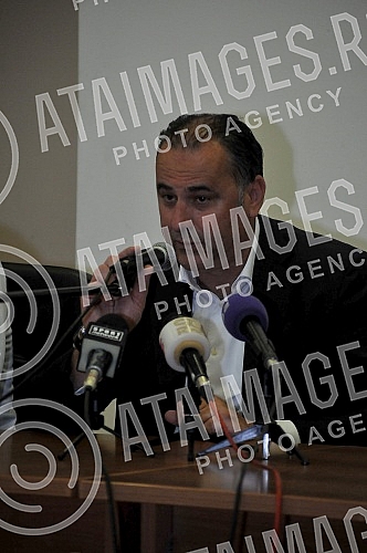 Povodom predstavljanja Omladinskog kampa fudbalskog kluba Crvena Zvezda na Sajmu turizma, prvotimci Zvezde Slavoljub Srnic, Srdjan Plavsic i Marko Petkovic druzili su se sa posetiocima sajma, zajedno sa Zvezdanom Terzicem, Dragan Dzajicem, Svetozarem