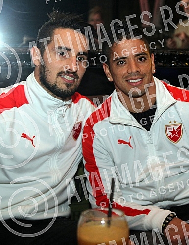 Druzenje prvotimaca Fudbalskog kluba Crvena zvezda Hugo Oliveira (Hugo Filipe Oliveira) i Luis Ibanjez (Luis Ezequiel Ibanez) sa navijacima u centru Beograda. 