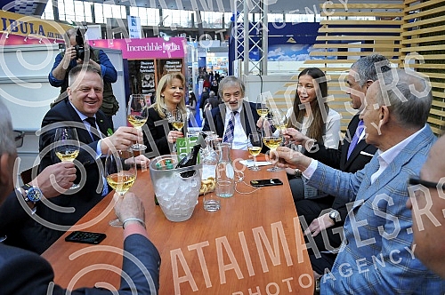 Povodom predstavljanja Omladinskog kampa fudbalskog kluba Crvena Zvezda na Sajmu turizma, prvotimci Zvezde Slavoljub Srnic, Srdjan Plavsic i Marko Petkovic druzili su se sa posetiocima sajma, zajedno sa Zvezdanom Terzicem, Dragan Dzajicem, Svetozarem