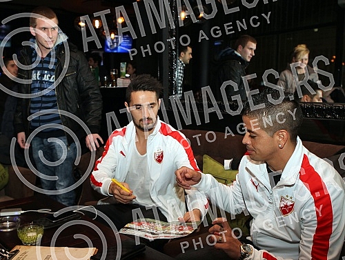 Druzenje prvotimaca Fudbalskog kluba Crvena zvezda Hugo Oliveira (Hugo Filipe Oliveira) i Luis Ibanjez (Luis Ezequiel Ibanez) sa navijacima u centru Beograda. 