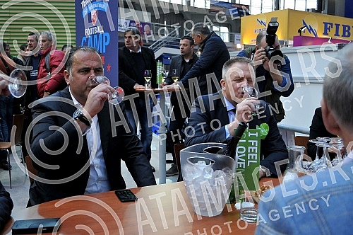 Povodom predstavljanja Omladinskog kampa fudbalskog kluba Crvena Zvezda na Sajmu turizma, prvotimci Zvezde Slavoljub Srnic, Srdjan Plavsic i Marko Petkovic druzili su se sa posetiocima sajma, zajedno sa Zvezdanom Terzicem, Dragan Dzajicem, Svetozarem