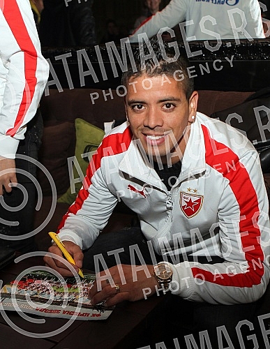 Druzenje prvotimaca Fudbalskog kluba Crvena zvezda Hugo Oliveira (Hugo Filipe Oliveira) i Luis Ibanjez (Luis Ezequiel Ibanez) sa navijacima u centru Beograda. 