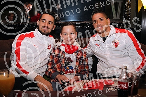 Druzenje prvotimaca Fudbalskog kluba Crvena zvezda Hugo Oliveira (Hugo Filipe Oliveira) i Luis Ibanjez (Luis Ezequiel Ibanez) sa navijacima u centru Beograda. 