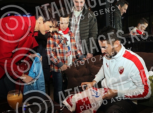 Druzenje prvotimaca Fudbalskog kluba Crvena zvezda Hugo Oliveira (Hugo Filipe Oliveira) i Luis Ibanjez (Luis Ezequiel Ibanez) sa navijacima u centru Beograda. 