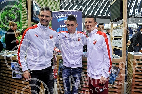 Povodom predstavljanja Omladinskog kampa fudbalskog kluba Crvena Zvezda na Sajmu turizma, prvotimci Zvezde Slavoljub Srnic, Srdjan Plavsic i Marko Petkovic druzili su se sa posetiocima sajma, zajedno sa Zvezdanom Terzicem, Dragan Dzajicem, Svetozarem