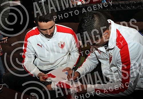 Druzenje prvotimaca Fudbalskog kluba Crvena zvezda Hugo Oliveira (Hugo Filipe Oliveira) i Luis Ibanjez (Luis Ezequiel Ibanez) sa navijacima u centru Beograda. 