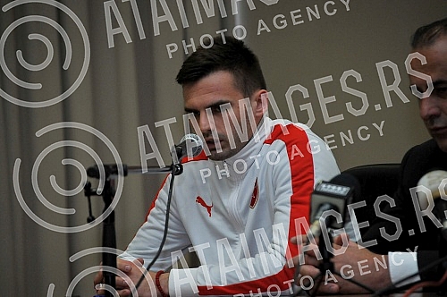 Povodom predstavljanja Omladinskog kampa fudbalskog kluba Crvena Zvezda na Sajmu turizma, prvotimci Zvezde Slavoljub Srnic, Srdjan Plavsic i Marko Petkovic druzili su se sa posetiocima sajma, zajedno sa Zvezdanom Terzicem, Dragan Dzajicem, Svetozarem