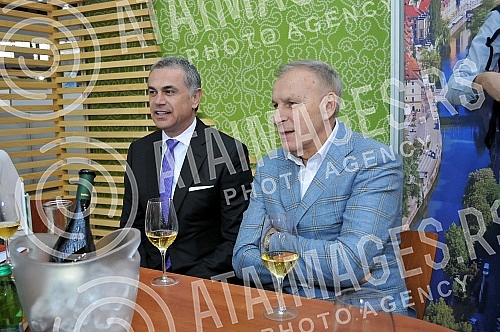 Povodom predstavljanja Omladinskog kampa fudbalskog kluba Crvena Zvezda na Sajmu turizma, prvotimci Zvezde Slavoljub Srnic, Srdjan Plavsic i Marko Petkovic druzili su se sa posetiocima sajma, zajedno sa Zvezdanom Terzicem, Dragan Dzajicem, Svetozarem