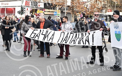 In Novi Sad, the blockade of the crossroads near Futoska pijaca was held from 1 pm to 2 pm, and then the walk along Jevrejska Street, Jovana Subotica Street to the Temerin Crossroads started. U Novom Sadu je odrzana blokada raskrsnice kod Futoske p