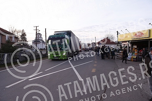 A passable road after the end of the blockade in Gornji Nedeljice due to the announcement of the continuation of the Jadar project.Prohodan put nakon zavrsetka blokade u  Gornjim Nedeljicama zbog najave nastavak projekta Jadar.Okupljanje gradjana