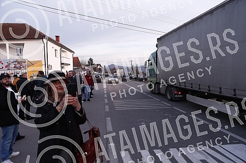 A passable road after the end of the blockade in Gornji Nedeljice due to the announcement of the continuation of the Jadar project.Prohodan put nakon zavrsetka blokade u  Gornjim Nedeljicama zbog najave nastavak projekta Jadar.Okupljanje gradjana