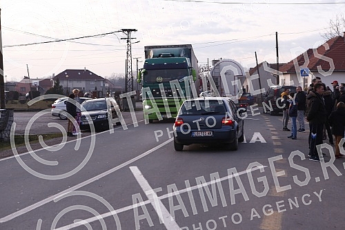 A passable road after the end of the blockade in Gornji Nedeljice due to the announcement of the continuation of the Jadar project.Prohodan put nakon zavrsetka blokade u  Gornjim Nedeljicama zbog najave nastavak projekta Jadar.Okupljanje gradjana