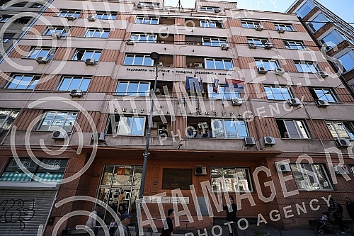 A gathering of market vendors protesting against e-fiscalization in Serbian markets marched in front of the Usca shopping mall, and then protesters marched towards Zeleni venac and Terazije tunnel, then to Makednoska Street and the RTS building, from