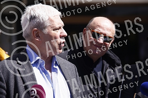 The press conference of the Let's Go People coalition on the occasion of the repeat elections for members of the Belgrade City Assembly at four polling stations was held in front of the Belgrade City Administration.Konferencija za medije koalicije 