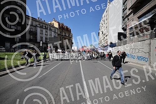 A gathering of market vendors protesting against e-fiscalization in Serbian markets marched in front of the Usca shopping mall, and then protesters marched towards Zeleni venac and Terazije tunnel, then to Makednoska Street and the RTS building, from