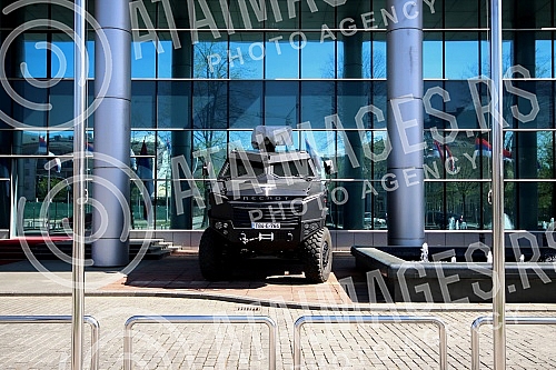 Republika Srpska police deployed armored vehicles in front of the government headquarters in Banja Luka.Policija Republike Srpske je rasporedila oklopna vozila pred sedistem vlade u Banjoj Luci.