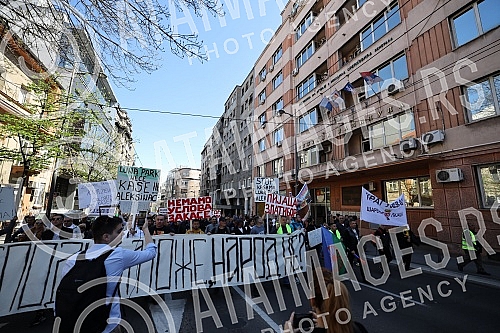 A gathering of market vendors protesting against e-fiscalization in Serbian markets marched in front of the Usca shopping mall, and then protesters marched towards Zeleni venac and Terazije tunnel, then to Makednoska Street and the RTS building, from