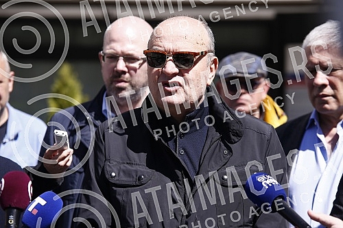 The press conference of the Let's Go People coalition on the occasion of the repeat elections for members of the Belgrade City Assembly at four polling stations was held in front of the Belgrade City Administration.Konferencija za medije koalicije 