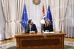 In the Serbian government, the Minister for European Integration, Jadranka Joksimovic, signed a Trust Agreement by which the EU grants Serbia almost 12 million euros to finance activities in the fight against the corona virus pandemic.U vladi Srbij