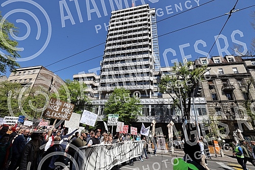 A gathering of market vendors protesting against e-fiscalization in Serbian markets marched in front of the Usca shopping mall, and then protesters marched towards Zeleni venac and Terazije tunnel, then to Makednoska Street and the RTS building, from