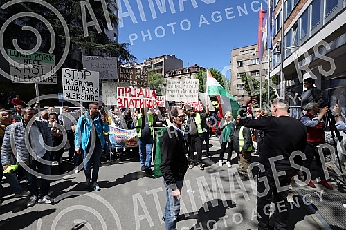 A gathering of market vendors protesting against e-fiscalization in Serbian markets marched in front of the Usca shopping mall, and then protesters marched towards Zeleni venac and Terazije tunnel, then to Makednoska Street and the RTS building, from